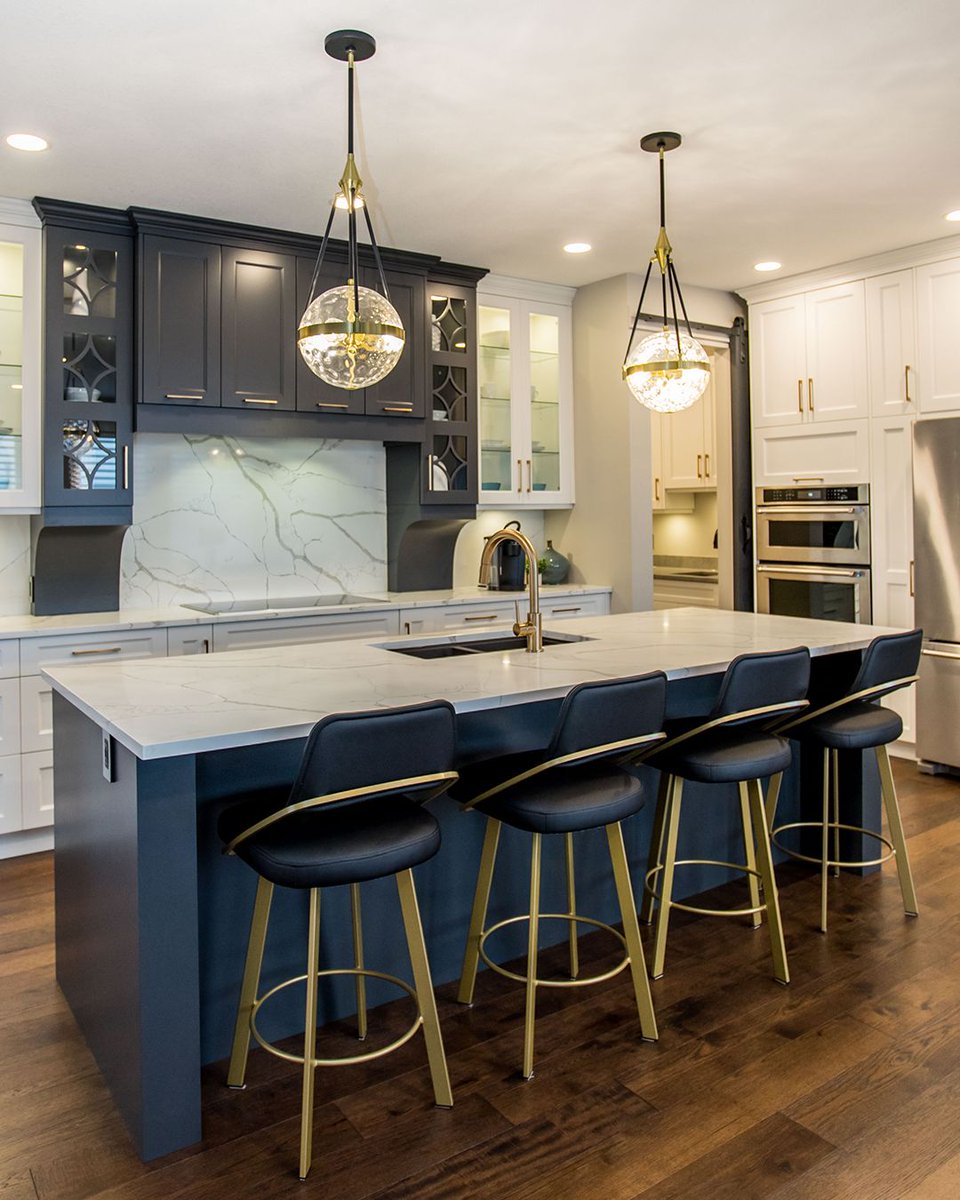 Mixed metals and materials collide in perfect harmony in this kitchen design. The Alora Harmony Pendants featuring unique water glass globes bring it all together perfectly. 

__
Design: @appelquistinteriordesign