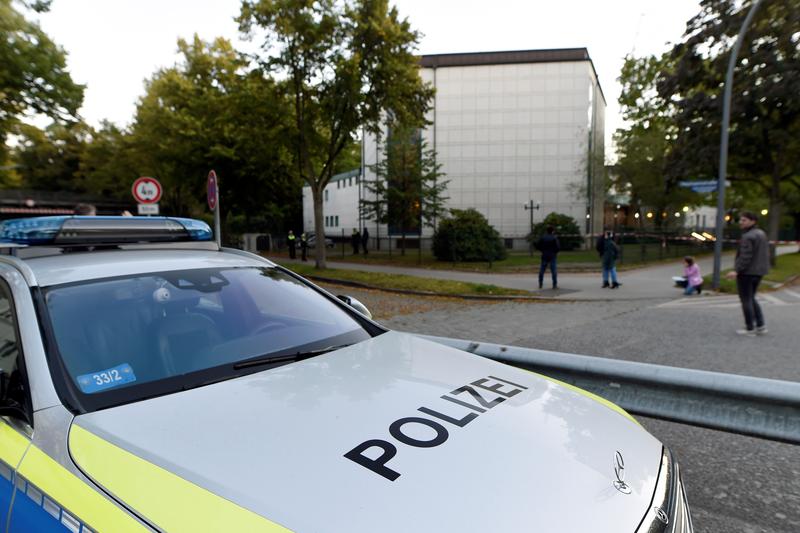 Reuters's tweet photo. German police arrest suspect after assault near synagogue in Hamburg https://t.co/1Y2v8zbvd1 https://t.co/preiJdk7RH