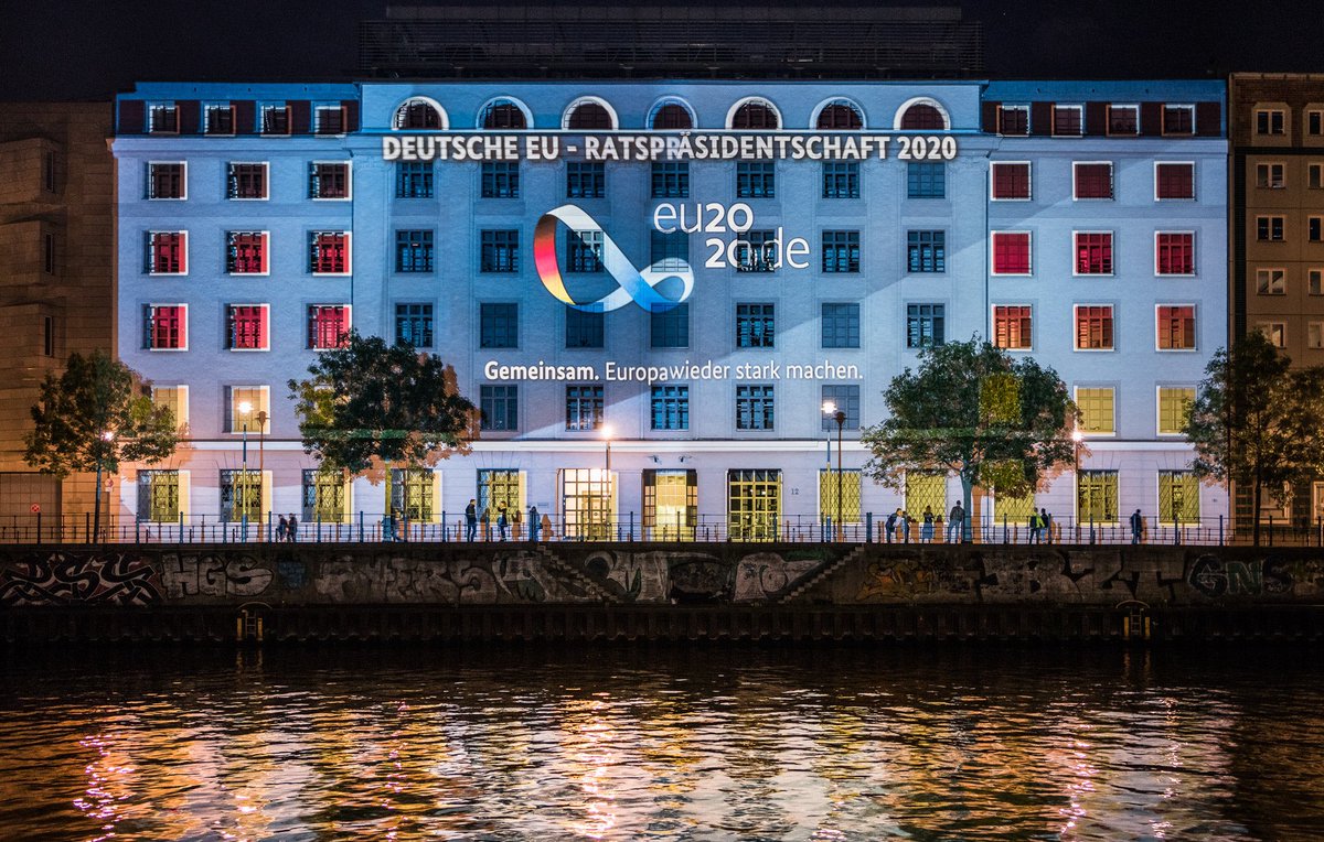 CHegenbart's tweet photo. Best place to work - most interesting topic. 🇪🇺 #festivaloflights #Europe #EU2020DE 
Many thanks to @jenswiththelens for the great pictures. https://t.co/BQZLqQnfru