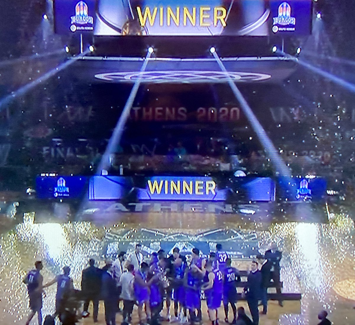 danidelarosa's tweet photo. Han llevado el nombre de Burgos y nuestro deporte #MásLejosQueNunca 
Orgulloso de esa capacidad de lucha y de talento que regala felicidad a tantos burgaleses/as. 
Teníais detrás la ilusión de toda una ciudad, ahora tenéis su aplauso. ¡Enhorabuena @SanPabloBurgos! https://t.co/xoTDHEiv5h