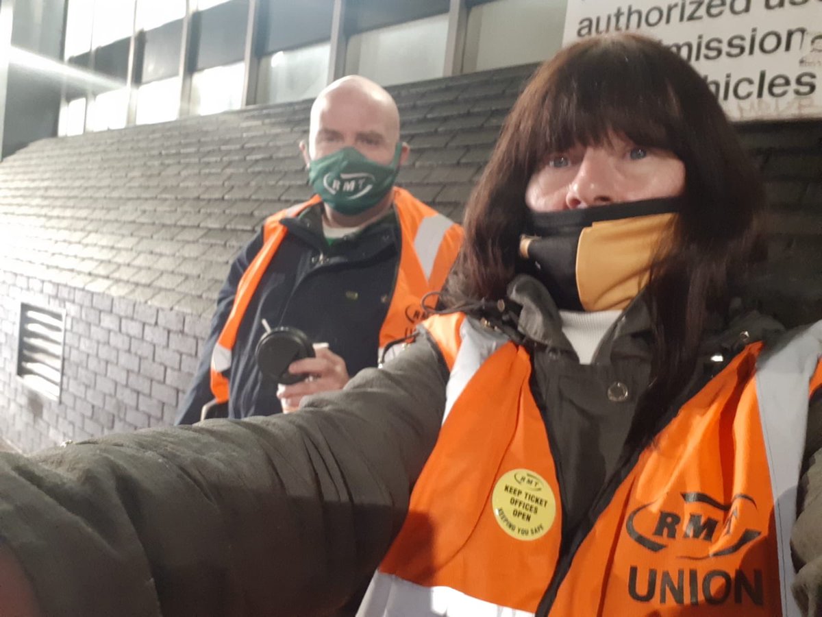 Euston Caledonian sleeper picket up and running RMT fighting for shifts that don’t endanger people through fatigue .<a href="/RMTunion/">RMT</a> <a href="/RMTLondon/">🆁🅼🆃 London Calling ✊ 𝙟𝙤𝙞𝙣 𝙍𝙈𝙏 ✊</a>