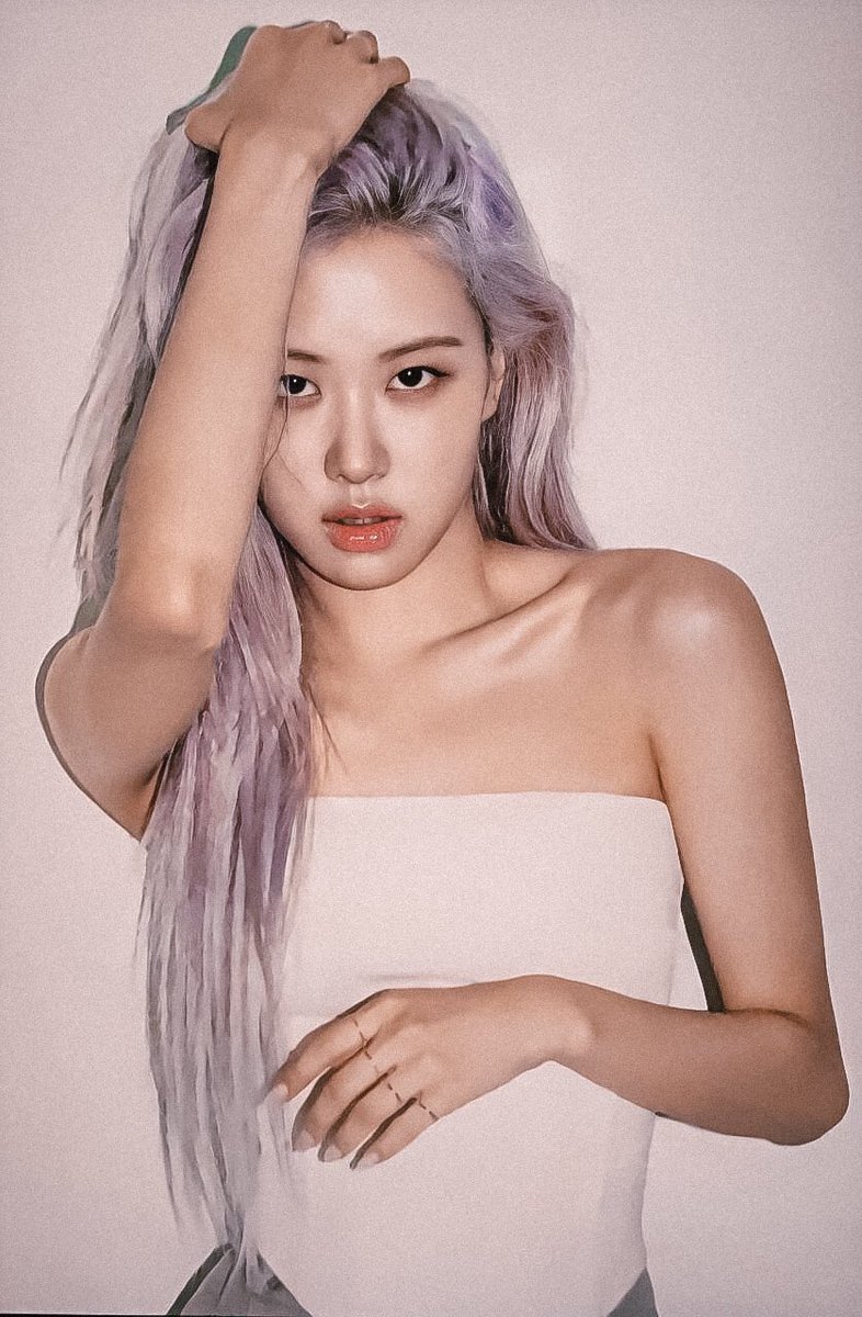roseannepics's tweet photo. ROSÉ https://t.co/CaJ1qaSpEZ