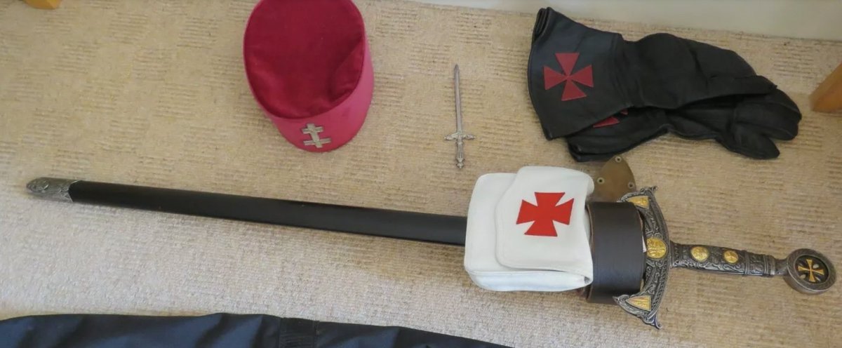 DrSOakley's tweet photo. To Brother Knights, as someone who is hoping to join KT (and KM when allowed) is there a restriction or guidelines on what kind of sword you can carry? Only asking as I've seen in people in photos have a few different designs?? #Freemasons #Freemasonry #ProgressiveOrders https://t.co/wy9Gminkps