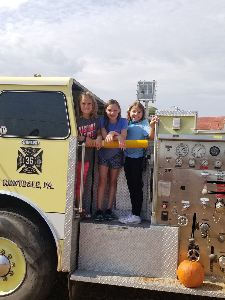 goofymissy's tweet photo. #BSESFallFest20. Fun time at Creekside Farms with friends https://t.co/2Zb8OK9iPw
