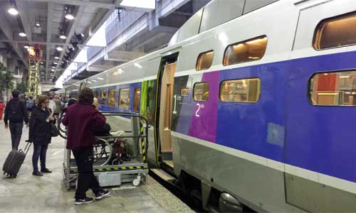 Depuis mars 2020, 3 accompagnateurs d'une personne en fauteuil roulant peuvent bénéficier d'une réduction de 30 % en première classe pour permettre au groupe de voyager ensemble sur les TGV. Mais cette offre reste encore méconnue...
blog.handieasy.com/voyageur-tgv-e…