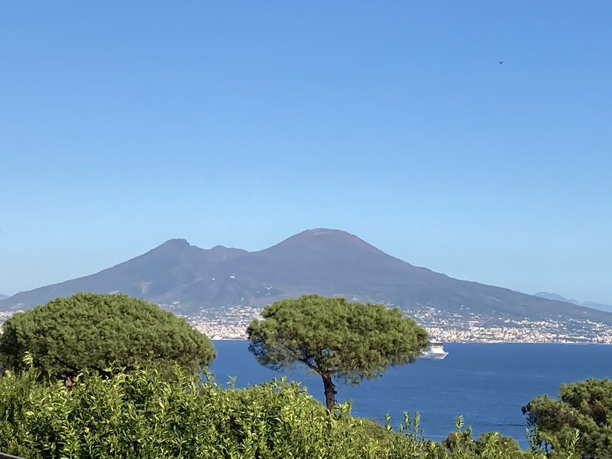 #napoli  è mille colori
#napolidavivere #italia #italy #blue #bluesky #sky #house #houses #photography #urbanphotography #naples #naplesitaly #nofilter #beauty #amazing #beautiful