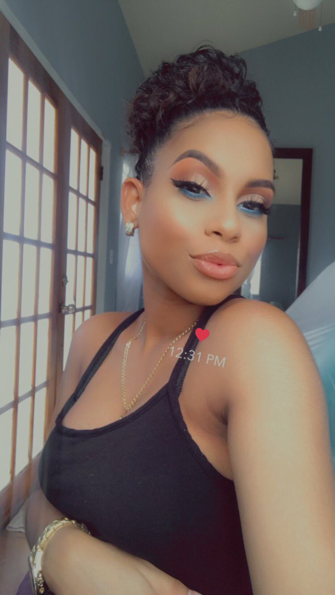 YoSoyVanilla's tweet photo. It’s that entire glow for me💙✨ 
•
•
@Dessdezz beat this face baby💙 https://t.co/GtIc6otIWy