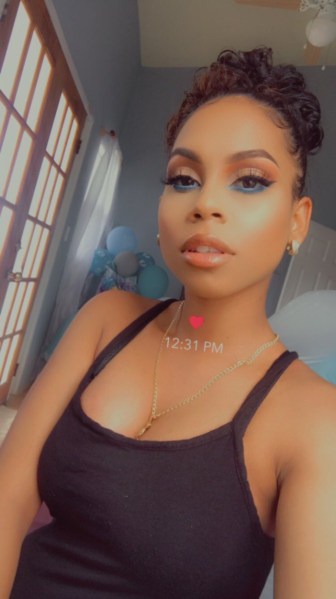 YoSoyVanilla's tweet photo. It’s that entire glow for me💙✨ 
•
•
@Dessdezz beat this face baby💙 https://t.co/GtIc6otIWy