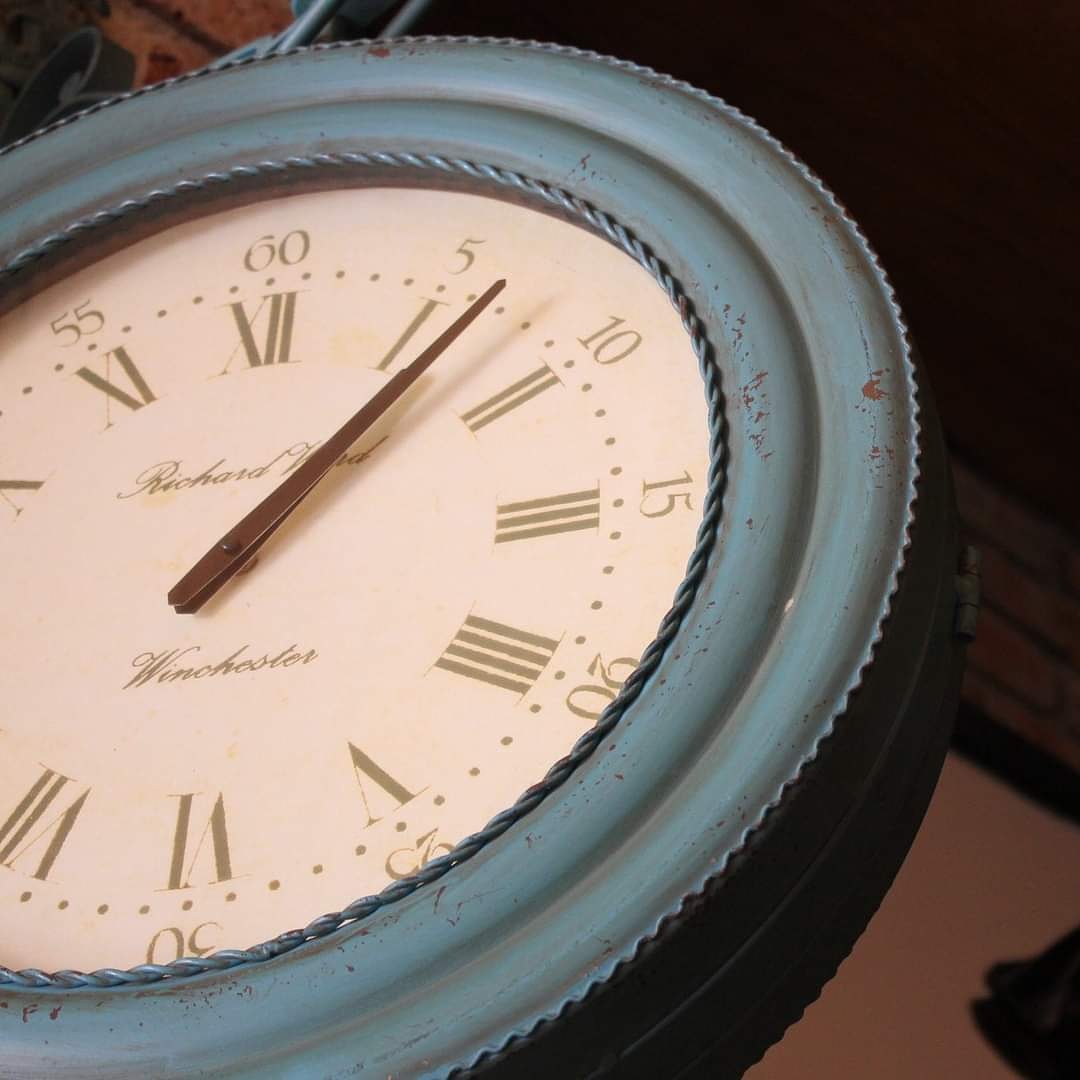 "No hay que llorar la muerte, es mejor celebrar la vida” Jaime Sabines 

#cafédechiapas #500noches #500noches #café #desayunos #breakfast #parallevar #clock #sabines