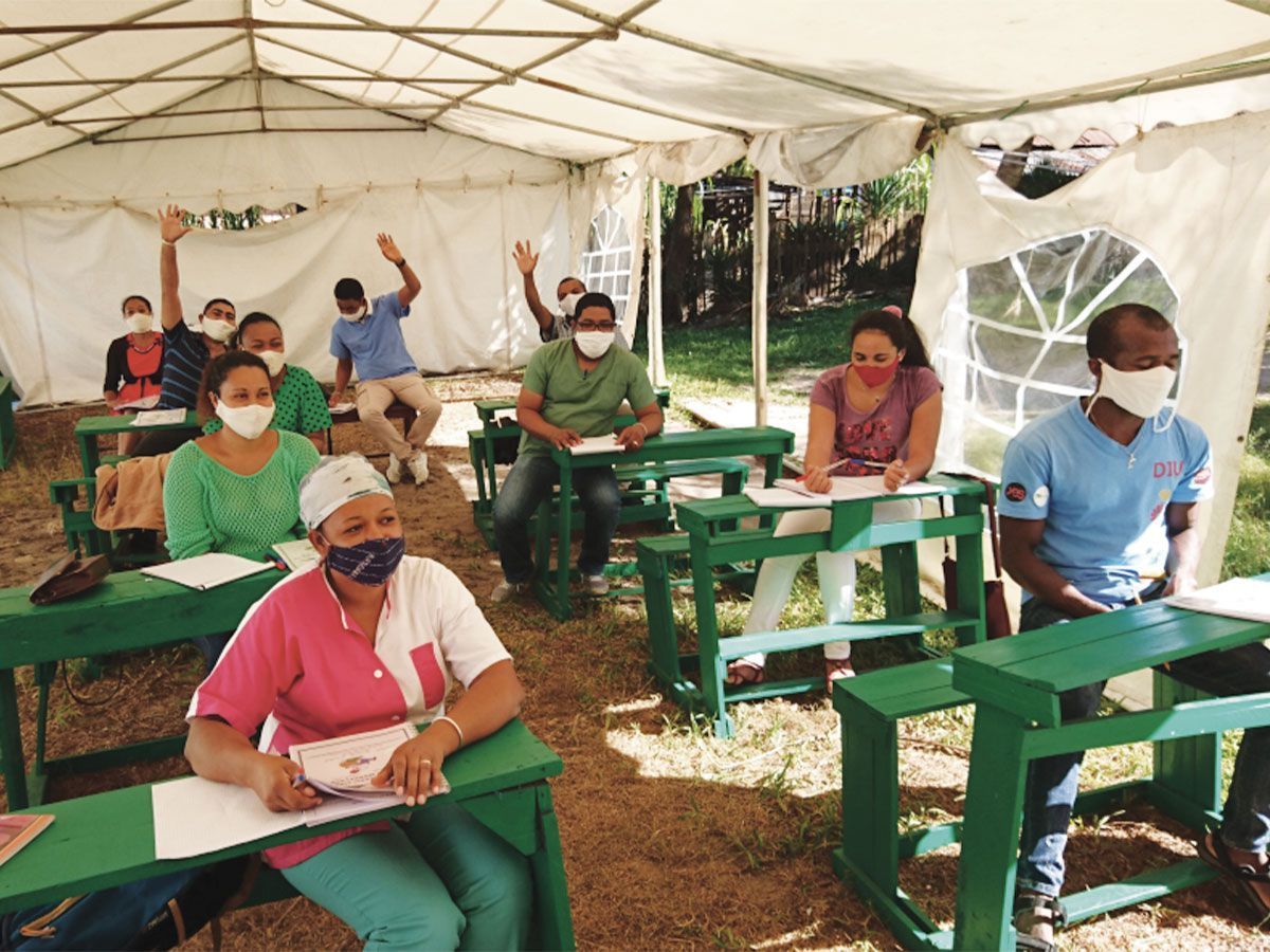 SplicerFilms's tweet image. Students in Fort Dauphin, Madagascar attend outdoor classes as they adapt to learning in a time of COVID. 
#SplicerFilms #UnmaskedFilm #ImpactfulStories #UnmaskedDocumentary
#AuthenticStories #StoriesOfHope #Documentary #IndieFilm