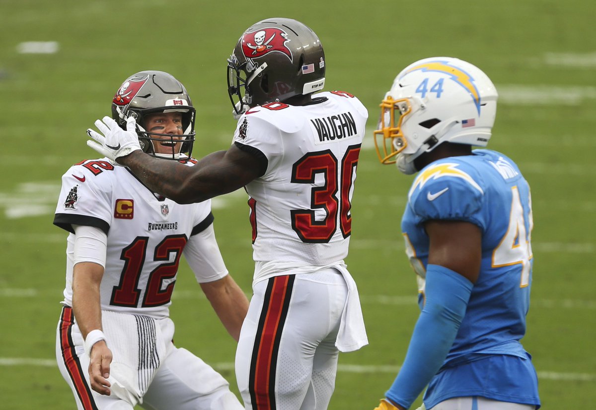 TBTimes_Sports's tweet image. Tom Brady throws five touchdown passes as the Bucs come from behind to beat the Chargers, 38-31. Live updates: trib.al/r1x8rzk #GoBucs #Bucs #SDvsTB