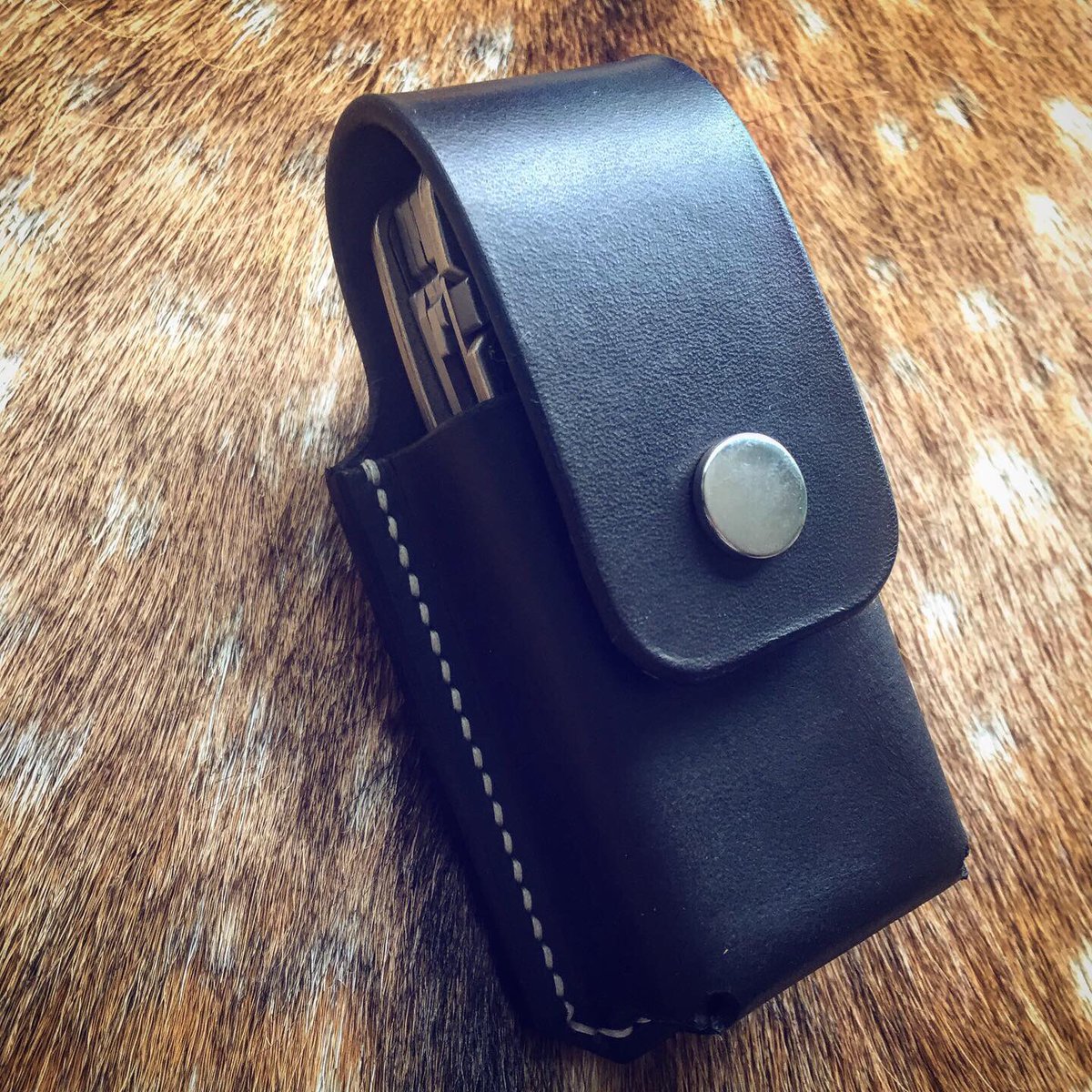 PDBushcraft's tweet image. This small belt pouch for a Gerber Multitool is my latest commission. I don’t really enjoy making sheaths for knives - even though i tend to do more of those particular items than anything else - but i really like making pouches just like this one. Hope you like it 😁