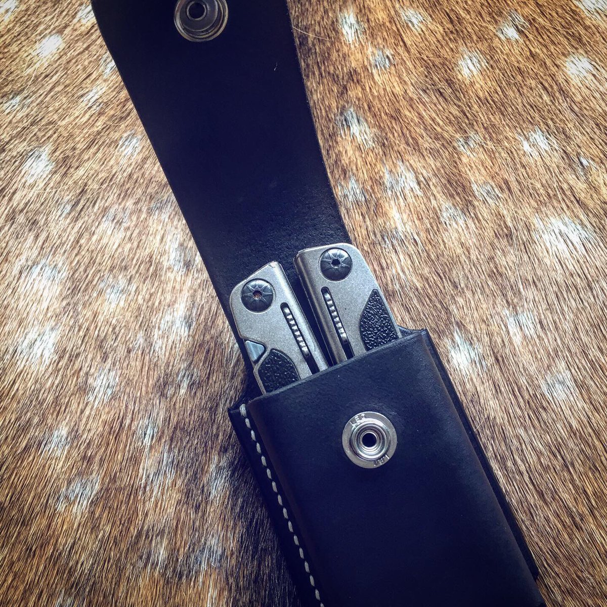 PDBushcraft's tweet image. This small belt pouch for a Gerber Multitool is my latest commission. I don’t really enjoy making sheaths for knives - even though i tend to do more of those particular items than anything else - but i really like making pouches just like this one. Hope you like it 😁