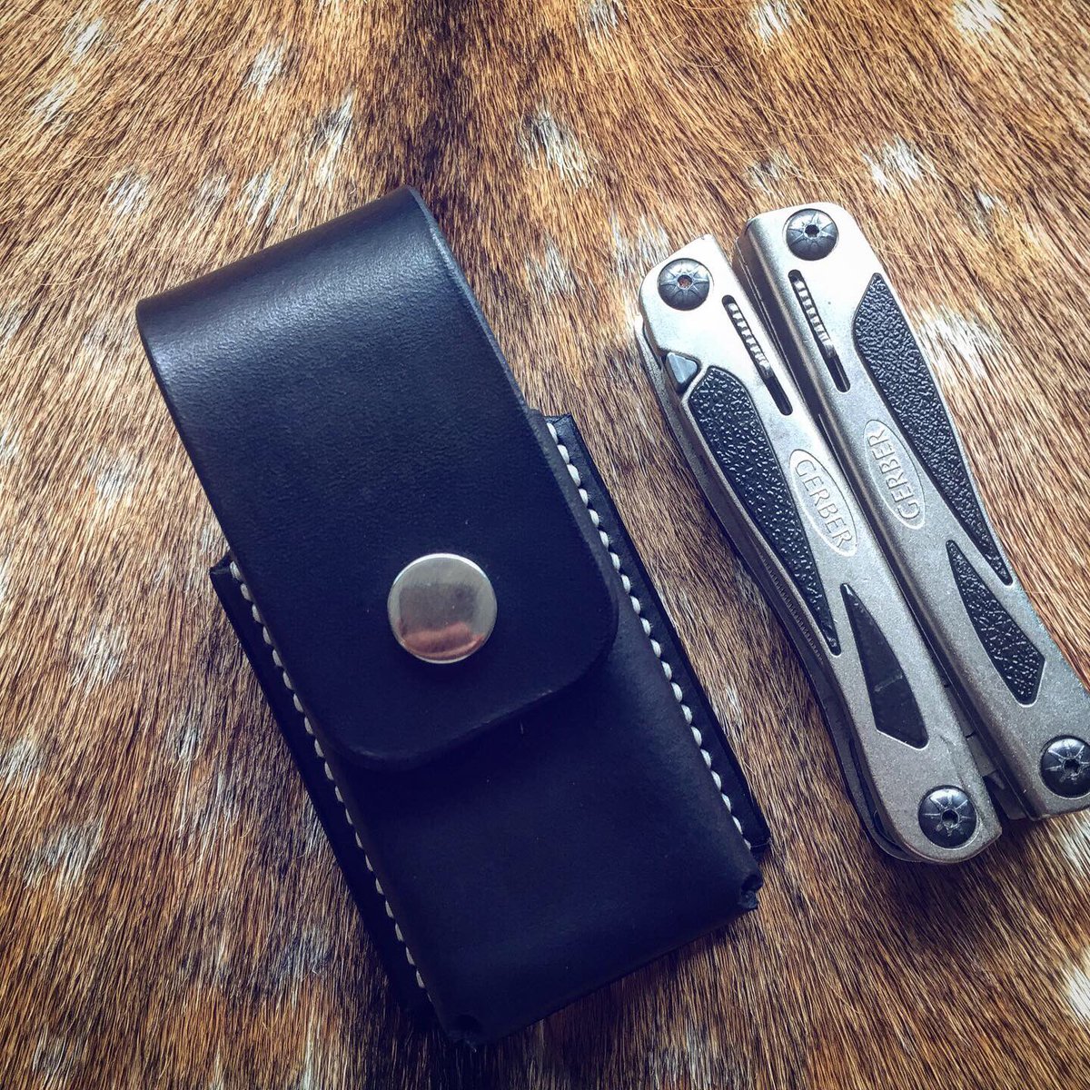 PDBushcraft's tweet image. This small belt pouch for a Gerber Multitool is my latest commission. I don’t really enjoy making sheaths for knives - even though i tend to do more of those particular items than anything else - but i really like making pouches just like this one. Hope you like it 😁