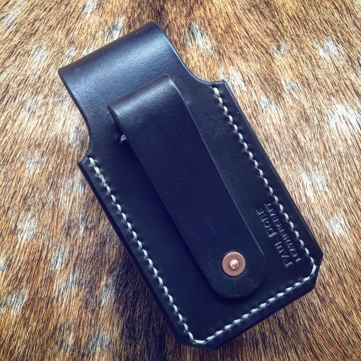 PDBushcraft's tweet image. This small belt pouch for a Gerber Multitool is my latest commission. I don’t really enjoy making sheaths for knives - even though i tend to do more of those particular items than anything else - but i really like making pouches just like this one. Hope you like it 😁