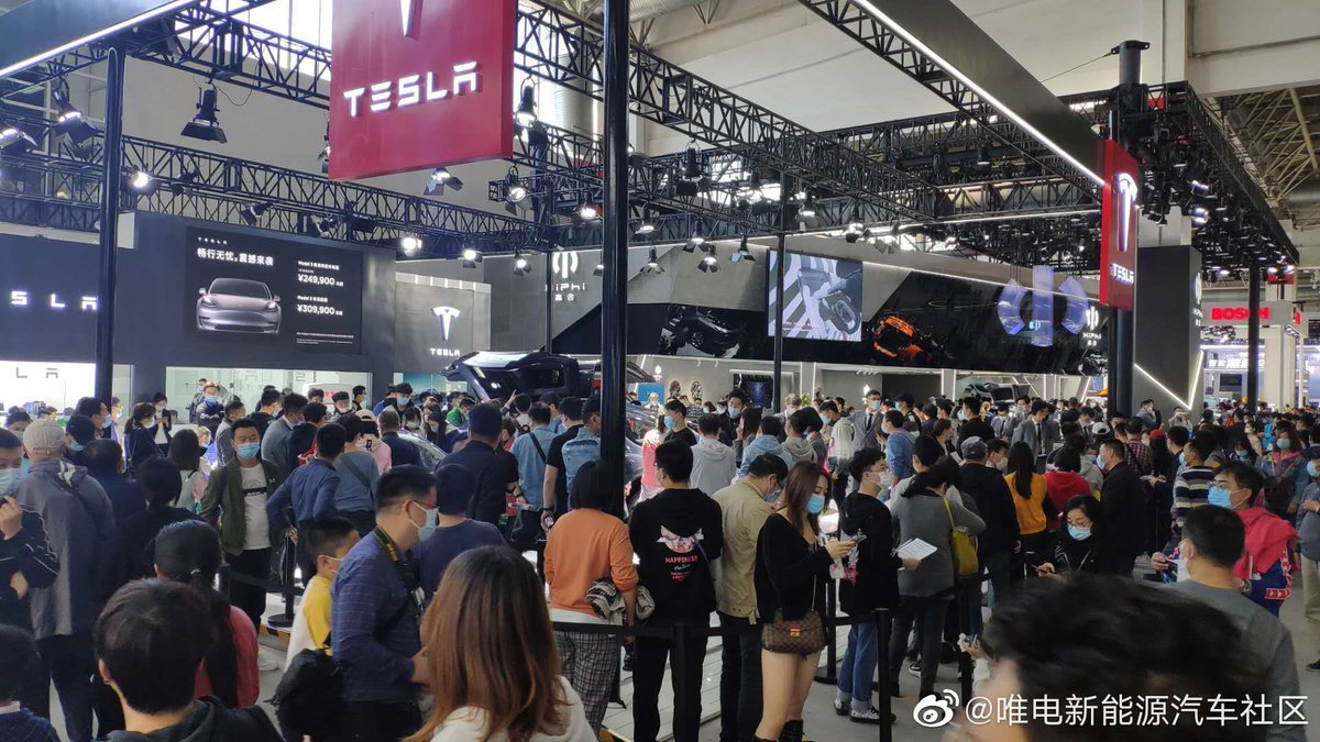 ray4tesla's tweet image. Foot traffic before and after MIC Model 3 price change at Beijing Int’l Auto Show. 1st photo was taken before Oct 1 and the rest taken after the price cuts. The line leading to the temporary sales office is long.