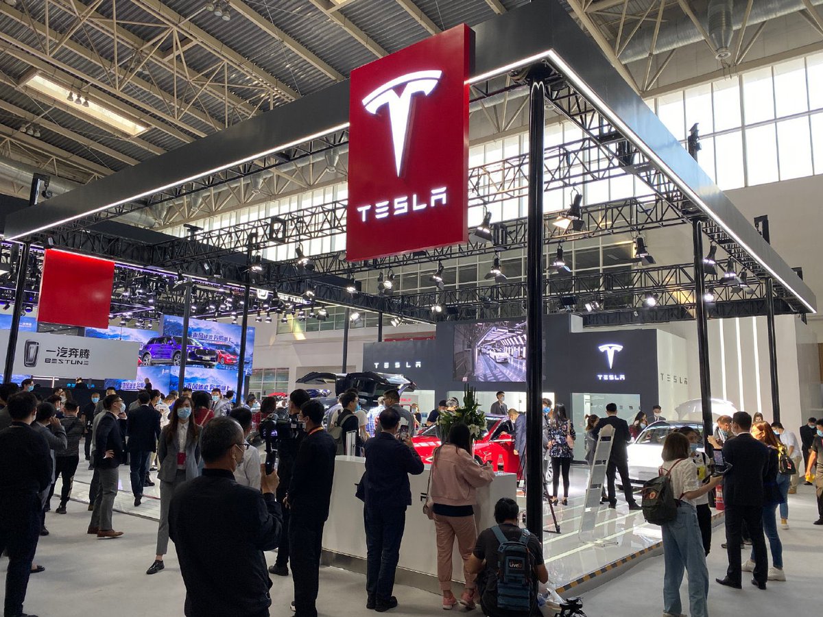 ray4tesla's tweet image. Foot traffic before and after MIC Model 3 price change at Beijing Int’l Auto Show. 1st photo was taken before Oct 1 and the rest taken after the price cuts. The line leading to the temporary sales office is long.