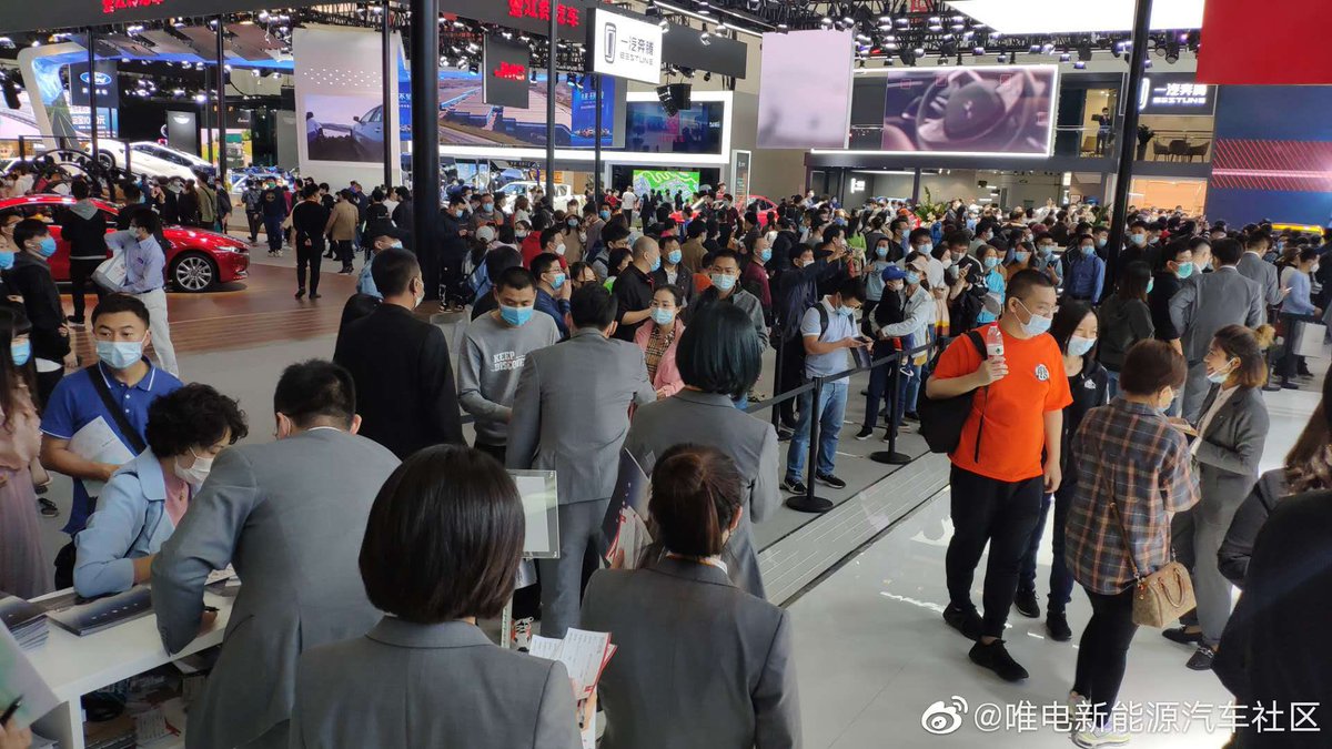 ray4tesla's tweet image. Foot traffic before and after MIC Model 3 price change at Beijing Int’l Auto Show. 1st photo was taken before Oct 1 and the rest taken after the price cuts. The line leading to the temporary sales office is long.