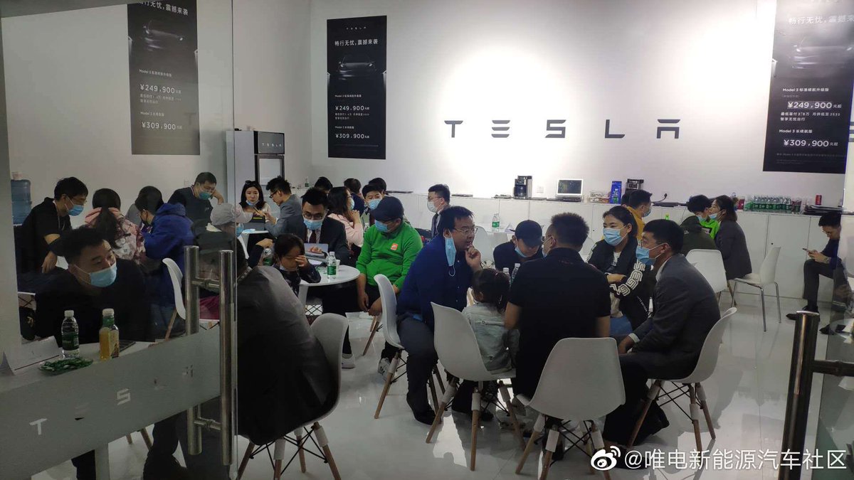ray4tesla's tweet image. Foot traffic before and after MIC Model 3 price change at Beijing Int’l Auto Show. 1st photo was taken before Oct 1 and the rest taken after the price cuts. The line leading to the temporary sales office is long.