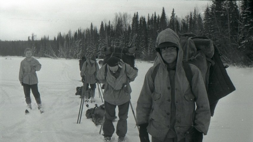 La nuit du 1er au 2 février 1959, sur le Kholat Syakhl, la «Montagne Morte», un violent blizzard empêche l'équipe de randonneurs de continuer leur avancée vers le Mont Otorten. Ils décident alors d'installer un campement pour passer la nuit sur place et ne pas se perdre. (...)