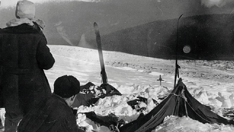 Ils découvrent des tentes déchirées de l'intérieur, quelques randonneurs entièrement nus alors que la température est à -20°C, ils sont tous morts de froid en fuyant une chose inconnue. L'enquête se prolonge et 2 mois plus tard, les autres randonneurs sont trouvés. (...)