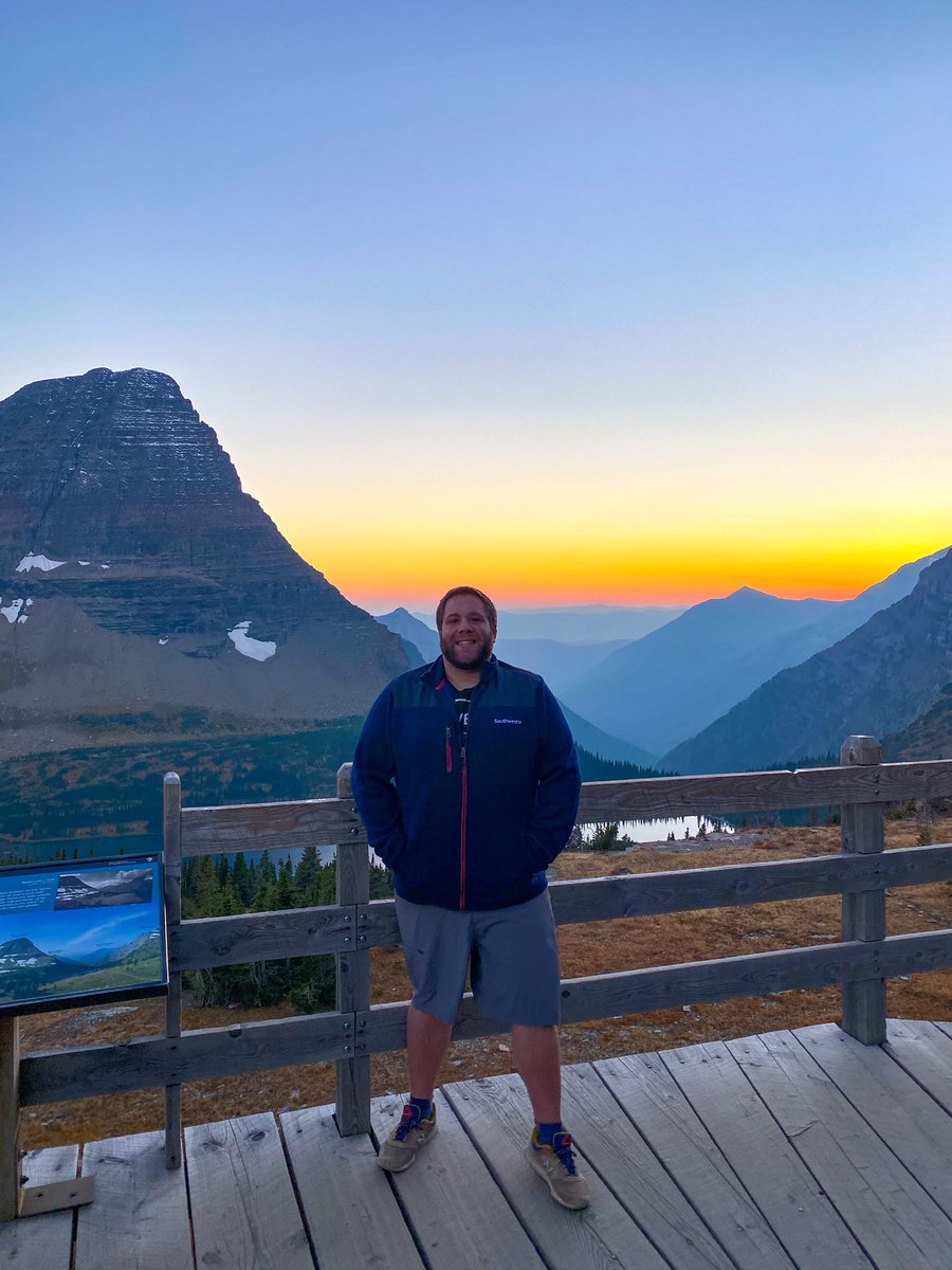 jakesonaplane_'s tweet image. Sunset at Glacier NP 😳 @GlacierNPS #hiddenlake