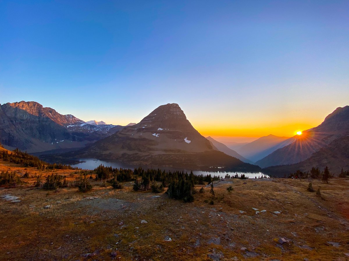 jakesonaplane_'s tweet image. Sunset at Glacier NP 😳 @GlacierNPS #hiddenlake