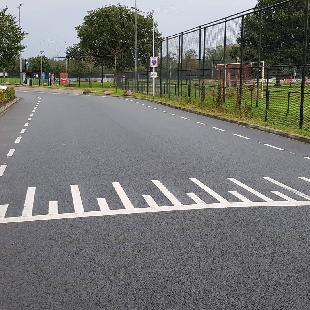 Verkeerssituatie aangepast. Meer ruimte en aandacht voor fietsers. Alles voor de veiligheid. Pas op: Er wordt extra gecontroleerd op fout parkeren.