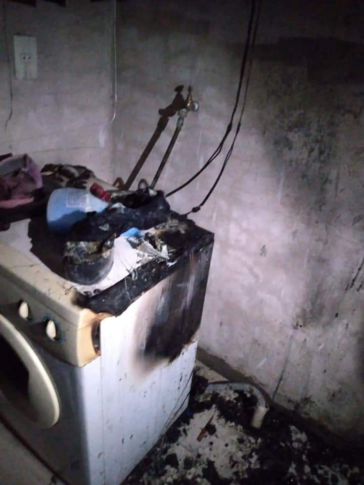 [Servicio]
Principio de incendio en el Barrio Mbói Ca'e. La correcta utilización de extintores por parte de los dueños de la vivienda evitó algo mayor.
Se procedió a la verificación, remoción y enfriamiento.