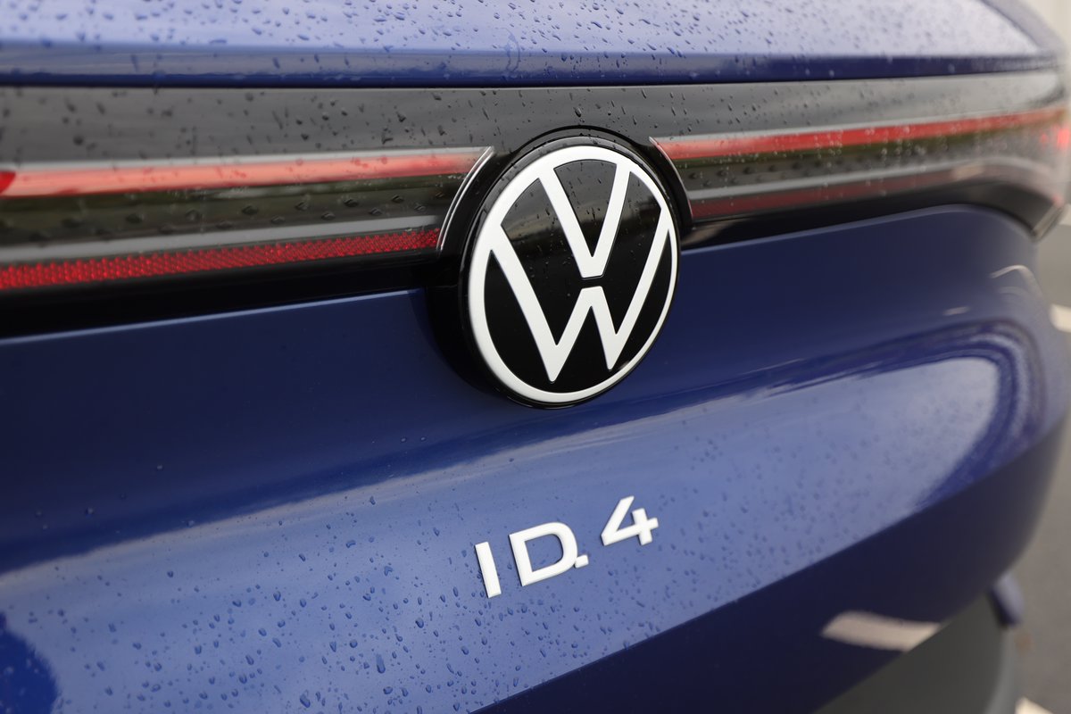 Ok so I got to test drive the new electric Volkswagon ID.4 at the studio this week, and hear me out - while it's not the most thrilling thing in the world, this is exactly the type of thing we need to start seeing more of for electric vehicles to catch on/take over. (Thread)