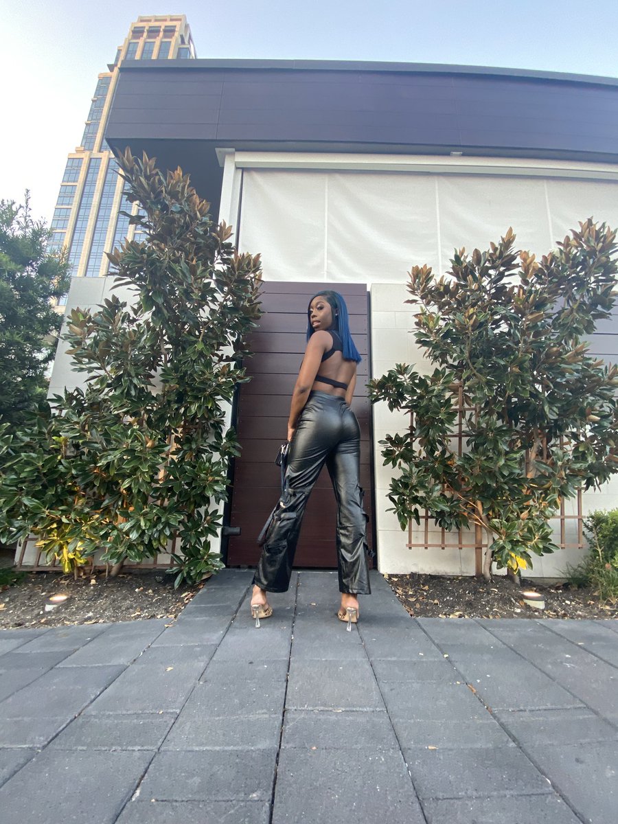 __sydthekid___'s tweet photo. Back by popular demand 🖤

#cheersto22 ✨ https://t.co/MLUGjzU0su