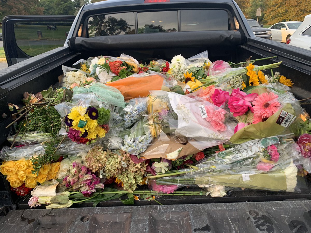 This was not an easy task. Each bouquet had to have the cellophane, rubber bands, and anything else that wasn’t biodegradable removed first.  @LindaLarsonKemp called me to see if I could help. As luck would have it, I was already near the Potomac, just further up the river.