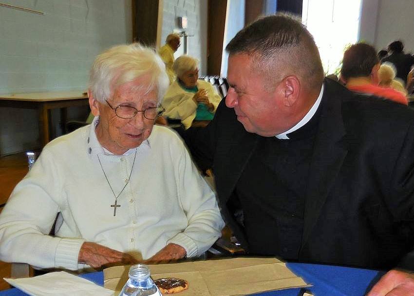 StMatthewNorwlk's tweet photo. Sr. Catherine Sheehy. A saint among us. Her whole life spent in service to the Lord, His people &amp; children. Pillar of education. Must have been a great reunion in heaven when God welcomed her home: "Well-done, my good &amp; faithful servant."@ascsnorwalk #LifeWellLived #SaintAmongUs https://t.co/LmZo35T4eU