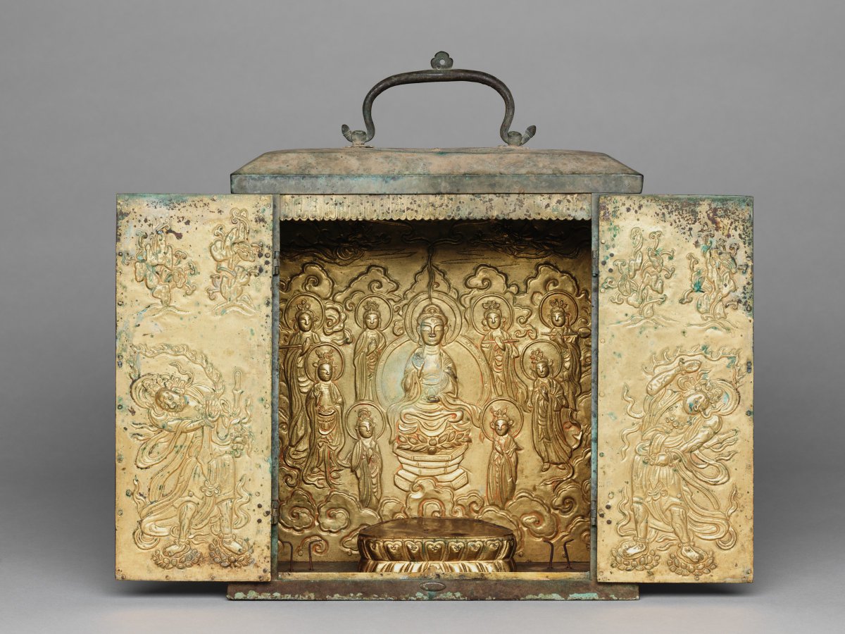 ham_sculpture's tweet photo. Portable Buddhist Shrine with Two Removable Standing Bodhisattvas, a Lotus Base for a Seated Buddha Image (now missing), a Repoussé Panel Depicting the Buddha Amitabha (Amit'abul), and Repoussé Panels on the Doors..., 14th century https://t.co/5GWyORGp26 https://t.co/5v9rzOIg4H