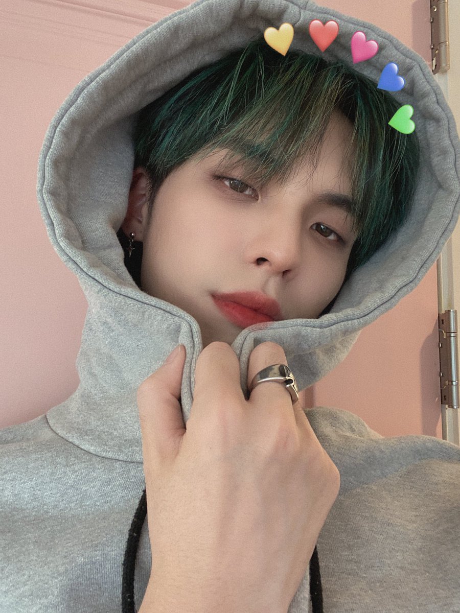 CIX__Fancafe's tweet photo. @CIX_twt [ENG] Filter after a long time 🤪 Have a nice day today💙We're going to have a fan meeting soon ㅎㅎ hihi🤟

#CIX #FIX #BX #이병곤 #병곤 #평픽사💙 #Fix #Iloveyou https://t.co/KVW1hpZMhj