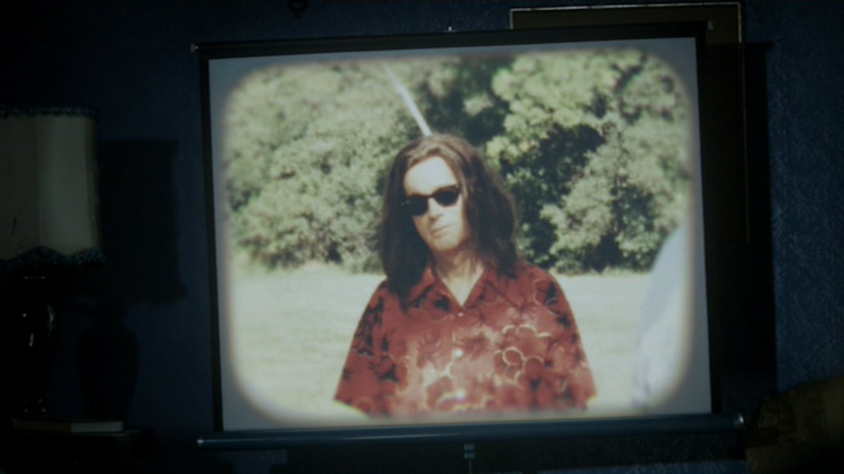 Now who's that strange old man standing around in a cheap wig?It's not 1980s Brad Dourif, I can tell you that much.