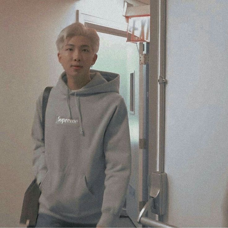 y/n: “look here babe”