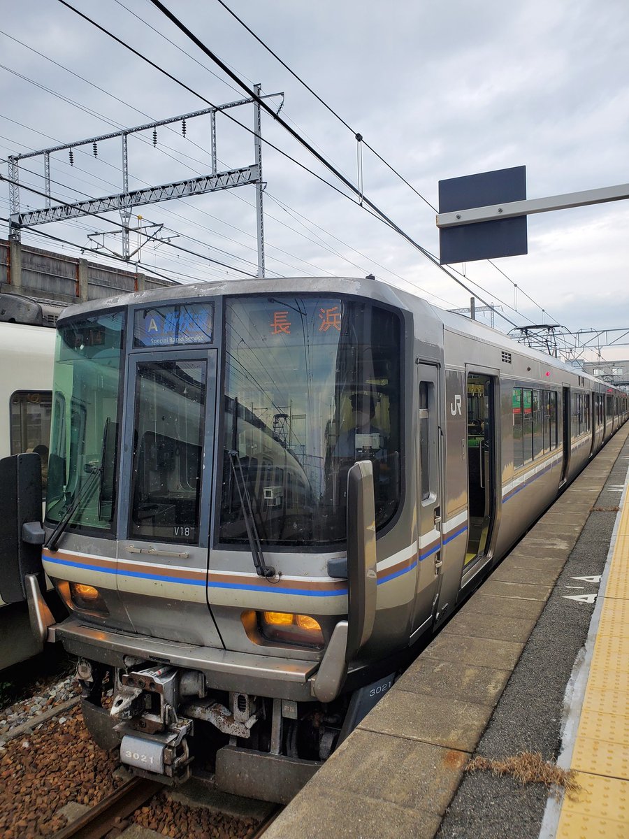 上野 治久 本日10月5日摂津富田駅付近で発生した人身事故のためjr神戸線も運転ができなくなったとのことです 御着駅では本来通過するはずの新快速3426mが停車し換気のためドアが開けているため普通736t 写真奥 からの乗り換えが可能となりました 上野 治久 本日10月5日摂津富田駅付近で発生した人身事故のためjr神戸線も運転ができなくなったとのことです 御着駅では本来通過するはずの新快速3426mが停車し換気のためドアが開けているため普通736t 写真奥 からの乗り換えが可能となりました