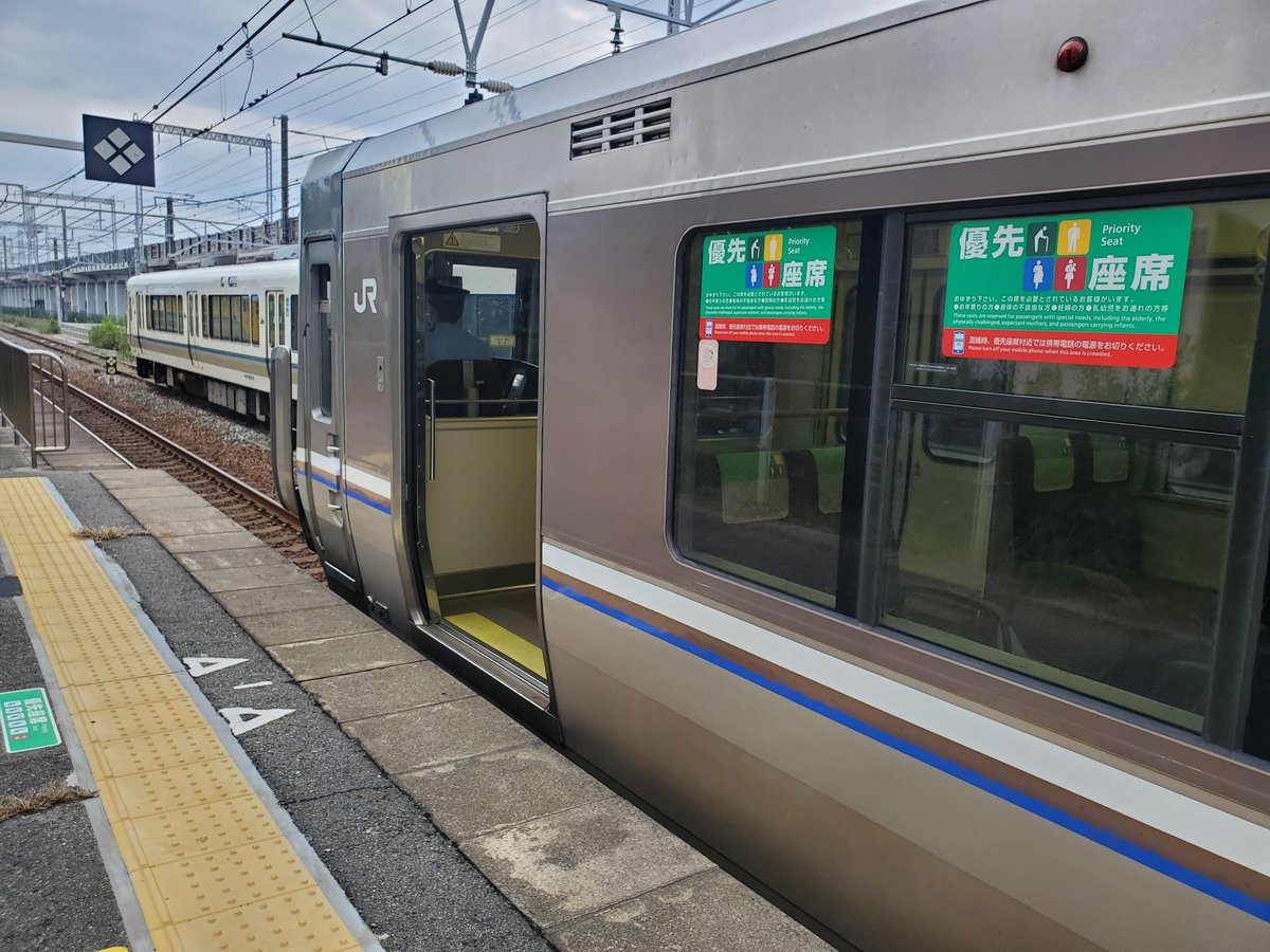 上野 治久 本日10月5日摂津富田駅付近で発生した人身事故のためjr神戸線も運転ができなくなったとのことです 御着駅では本来通過するはずの新快速3426mが停車し換気のためドアが開けているため普通736t 写真奥 からの乗り換えが可能となりました 上野 治久 本日10月5日摂津富田駅付近で発生した人身事故のためjr神戸線も運転ができなくなったとのことです 御着駅では本来通過するはずの新快速3426mが停車し換気のためドアが開けているため普通736t 写真奥 からの乗り換えが可能となりました