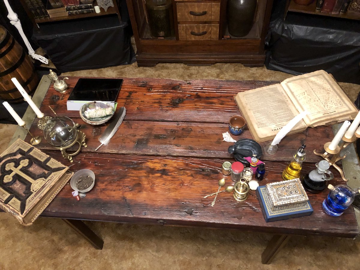 And Madam Josephine’s work table is decked out with items provided by @kamikinard and ready for Madam Josephine to work some movie magic! 3/5

#SetLife #setdecoration #filmmakers #setdesign#making.  .