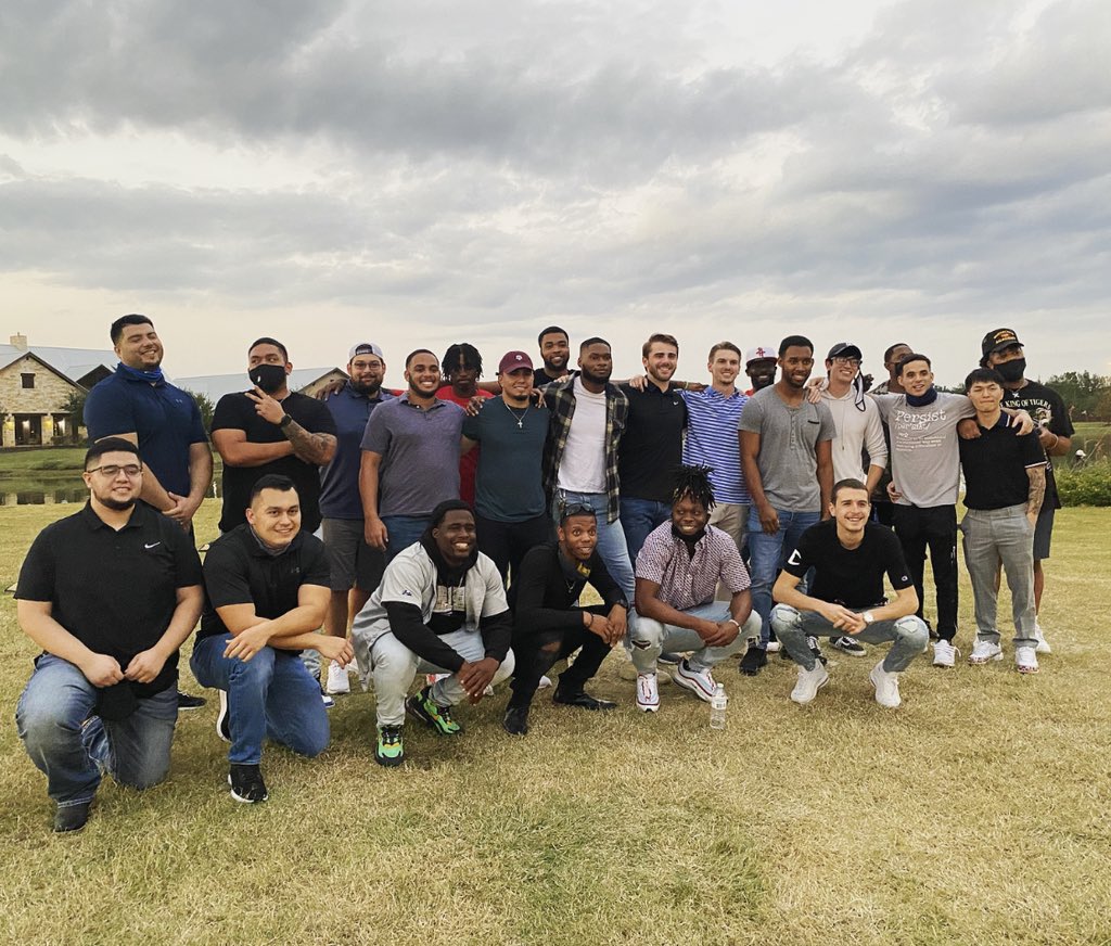 CaseyRosellini's tweet image. Love these guys. Thank you to everyone who came out to honor Desmond. I think I speak for everyone in this picture when I say it was a privilege to have known him and will cherish every memory. #LLDH