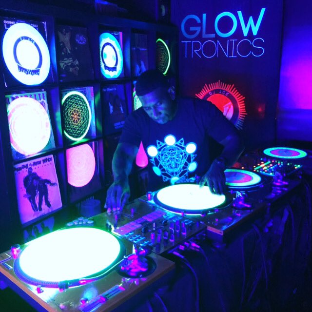 djace78's tweet photo. Check out @Glowtronics for your custom UV/blacklight activated slip mats!!! Get the ones with the glazed bottom surface for extra smooth back spins and cuts!!! Use code ACE25 on the Glowtronics website for 25% off custom slipmats. #bestslipmatsever #slipmats #glowtronics #alliuse https://t.co/KROa8LlxLF