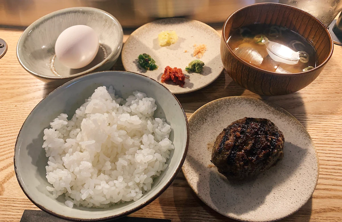 吉祥寺駅から徒歩5分の「挽肉と米」。炭火焼ハンバーグと炊きたてごはん専門店の定食がとてもおいしそう。