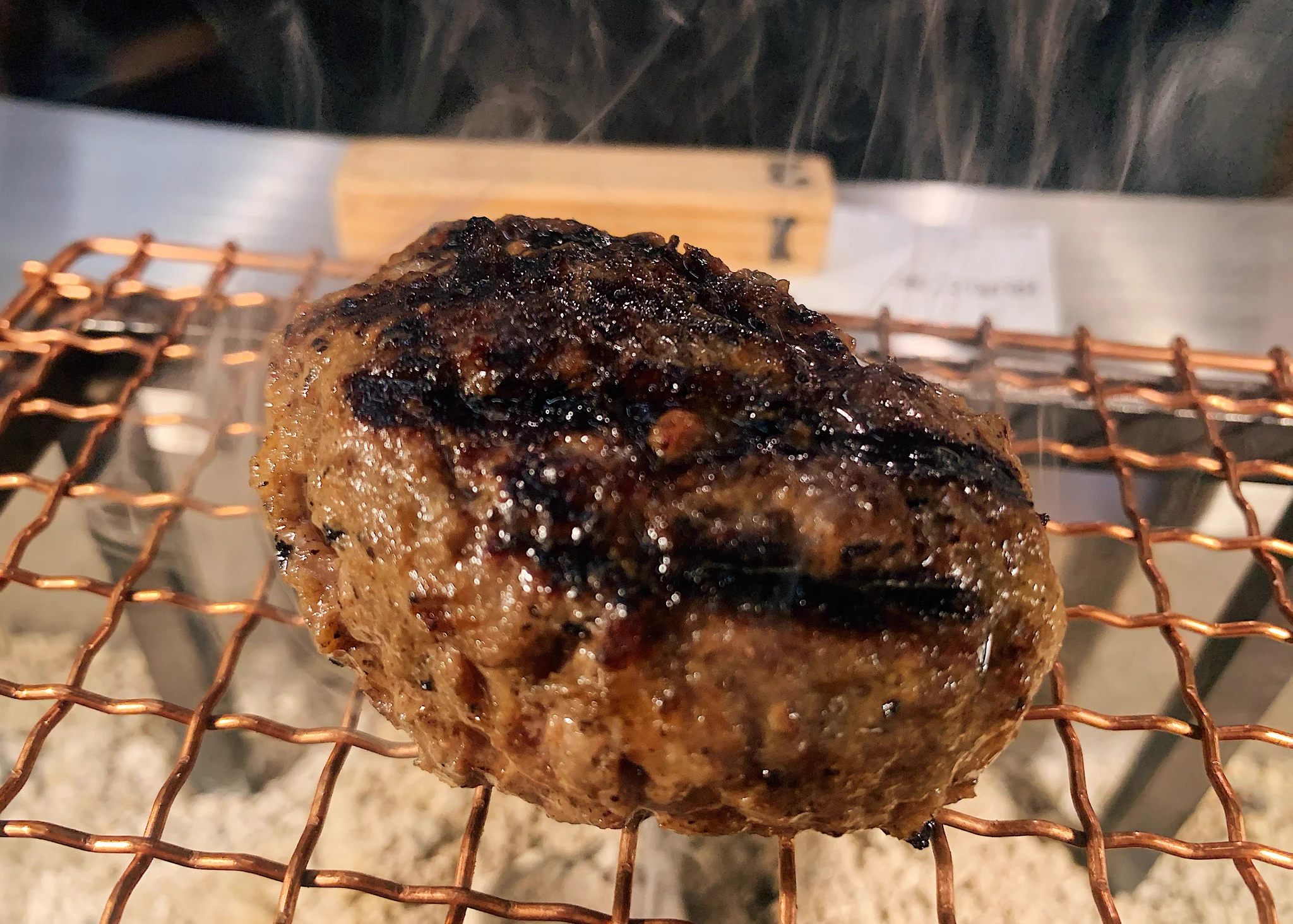 吉祥寺駅から徒歩5分の「挽肉と米」。炭火焼ハンバーグと炊きたてごはん専門店の定食がとてもおいしそう。