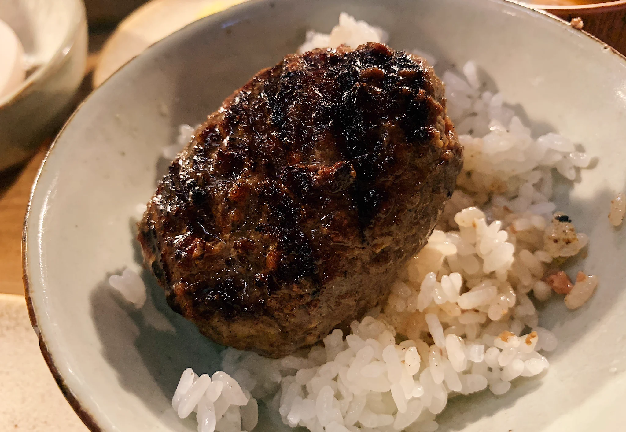吉祥寺駅から徒歩5分の「挽肉と米」。炭火焼ハンバーグと炊きたてごはん専門店の定食がとてもおいしそう。