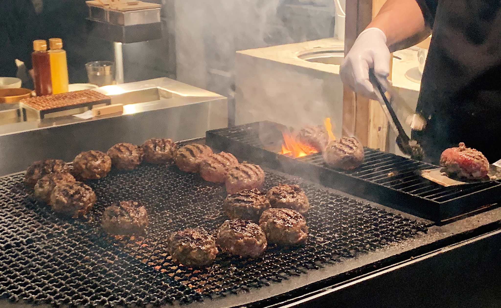 吉祥寺駅から徒歩5分の「挽肉と米」。炭火焼ハンバーグと炊きたてごはん専門店の定食がとてもおいしそう。