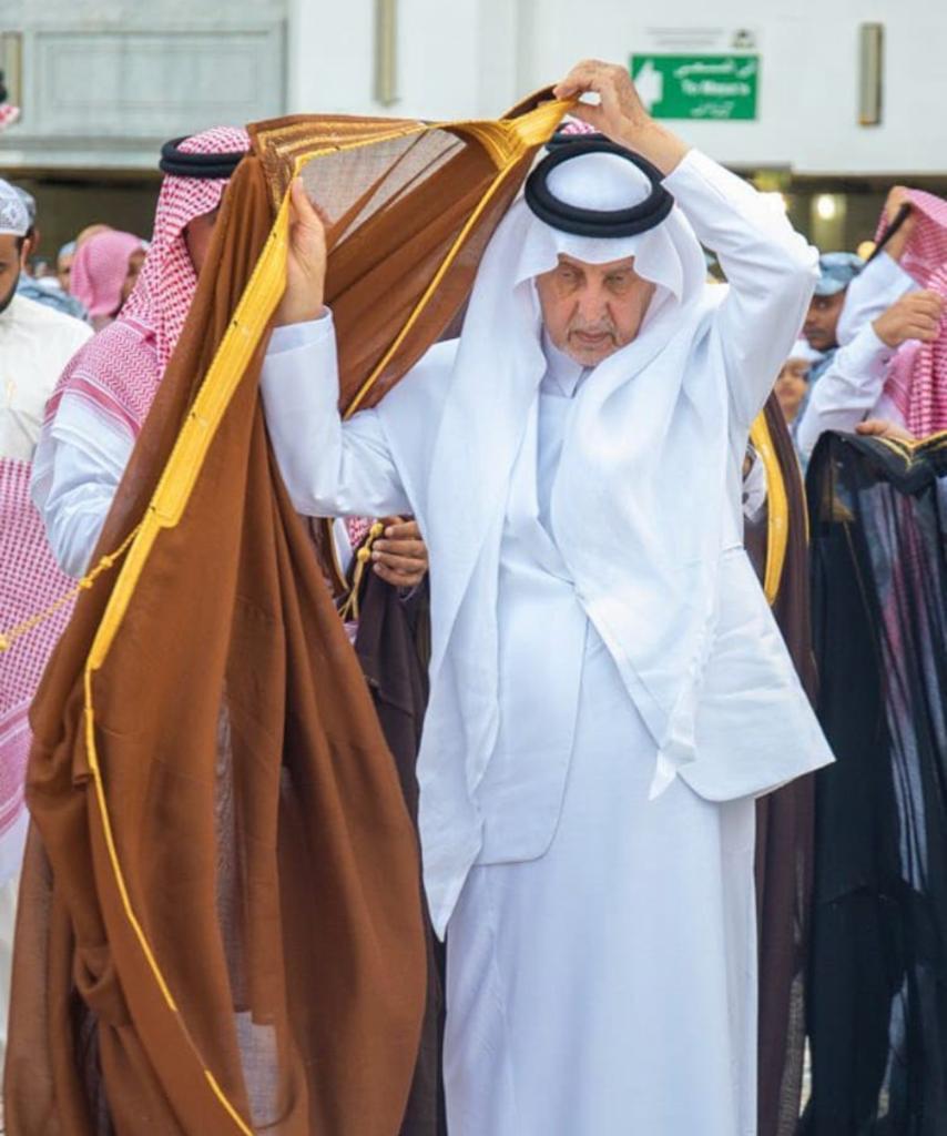 لأميرنا المحبوب #خالد_الفيصل :

يا زمام العجايب وش بقى ماظهر

          كل ماقلت هانت جد علمٍ جديد

إن حكينا ندمنا وإن سكتنا قهر

          بين قلبٍ عطيب وبين راسٍ عنيد