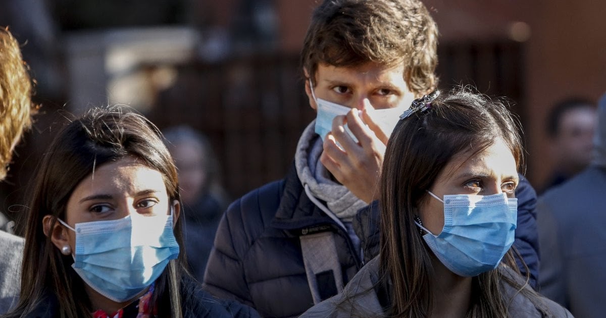 UniTrieste's tweet photo. Ricordiamo che nel campus UniTS le MASCHERINE sono obbligatorie anche all’ESTERNO degli edifici, tranne i casi in cui si possono mantenere almeno 4 metri di distanziamento.

Vanno evitati gli assembramenti, all’interno e all’esterno degli edifici.

Info ► https://t.co/zetx7208zC https://t.co/RA9xuXODBX