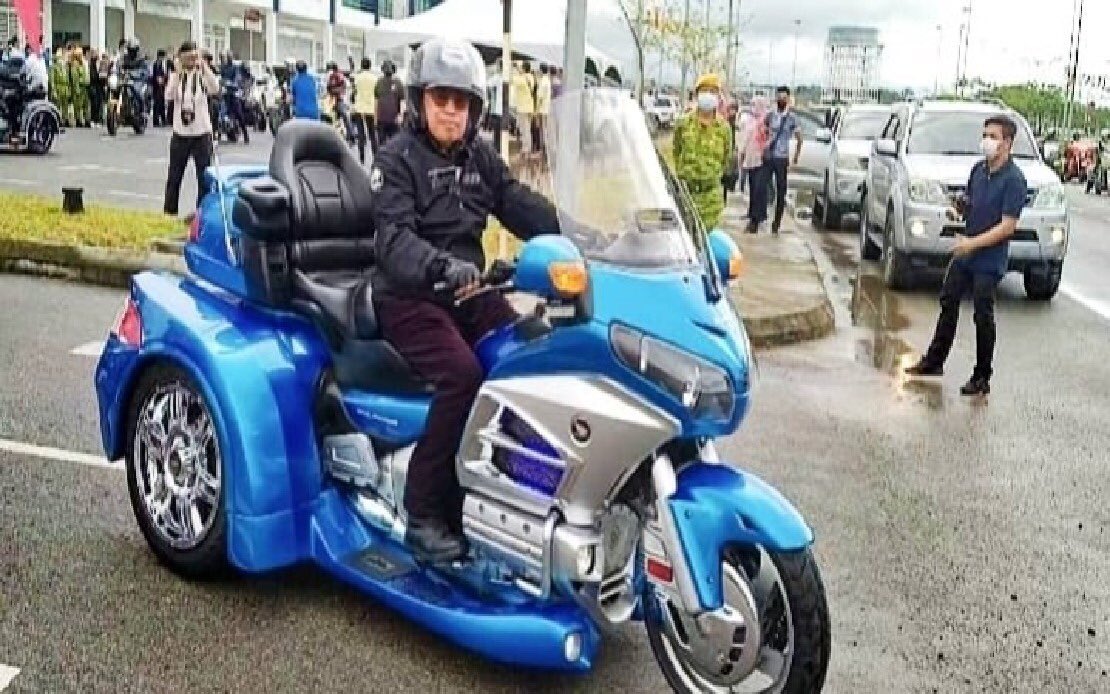 Thiban_ben's tweet image. Ketua Menteri Sarawak Datuk Patinggi Abang Johari Tun Openg vs Menteri Besar Negeri Sembilan YAB @AminuddinHarun . KM Sarawak naik motor besar pergi ride pecah rekod. MB N9 selamba je naik motor skooter pergi ride, Ziarah kasih, bantu orang dan pecahkan batasan kaum. Ini pemimpin