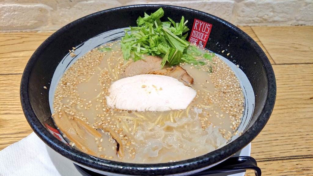 まずは遅めの朝御飯
新横浜ラーメン博物館の
RYUS NOODLE BARさんの
●RYUS 鶏白湯塩ラーメン

鶏白湯としてはあまり重くなく、上品な味わい
万人向けのラーメンという感じで美味しい！

#RYUSNOODLEBAR #RYUS鶏白湯塩ラーメン #新横浜ラーメン博物館 #ラーメン博物館
